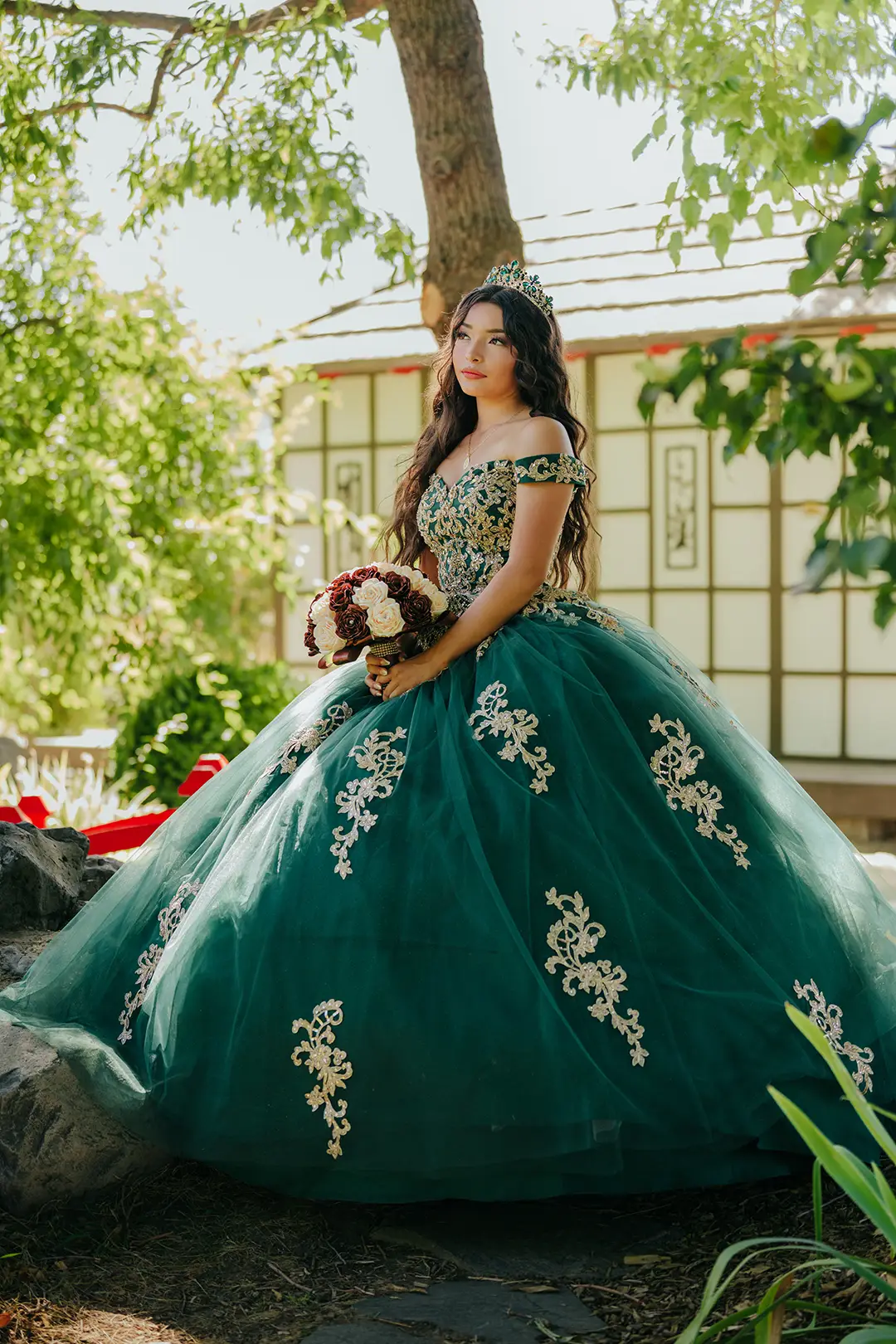 Summer quinceañera photography by Minic Media